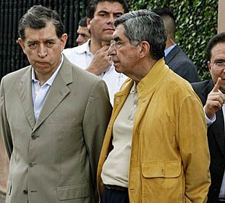 Lopez , head of the delegation of Honduras' interim President Micheletti, speaks with Costa Rica's President Arias in San Jose