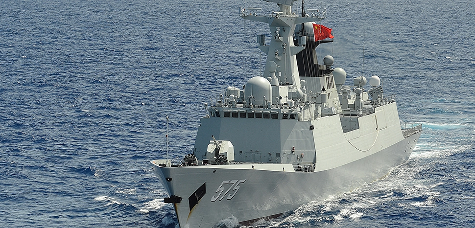 cc US Navy, modified, https://commons.wikimedia.org/wiki/File:People%27s_Liberation_Army_%28Navy%29_frigate_PLA%28N%29_Yueyang_%28FF_575%29_steams_in_formation_with_42_other_ships_and_submarines_during_Rim_of_the_Pacific_%28RIMPAC%29_Exercise_2014.jpg