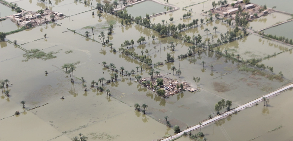                cc Department of Foreign Affairs and Trade, modified, https://commons.wikimedia.org/wiki/File:Aerial_view_of_floods,_Pakistan_2010._Photo-_Australian_Government_%2810665059503%29.jpg
              