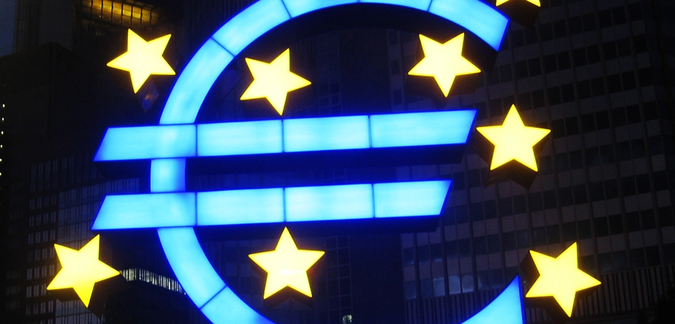 cc Christoph F. Siekermann, modified, https://fr.m.wikipedia.org/wiki/Fichier:Euro-Symbol_von_Ottmar_H%C3%B6rl,_vor_dem_Geb%C3%A4ude_der_EZB_in_Frankfurt_am_Main.jpg