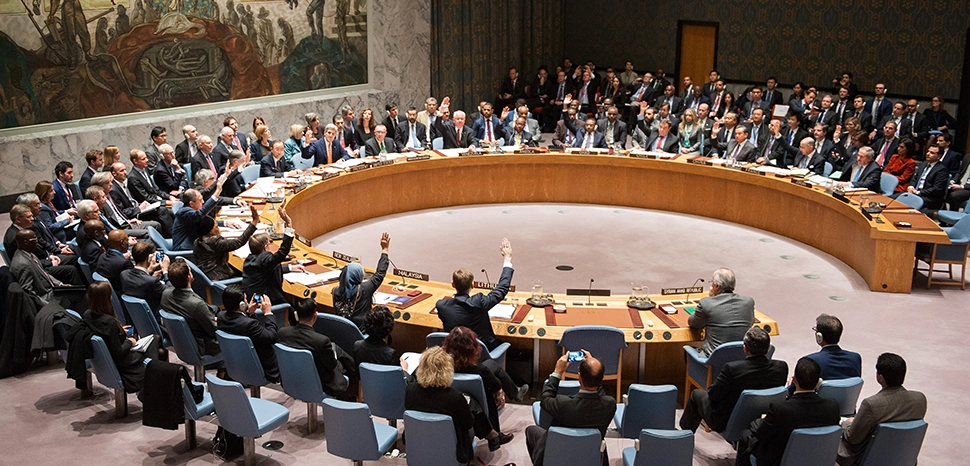 cc US Department of State, modified, https://en.m.wikipedia.org/wiki/File:Secretary_Kerry_and_Foreign_Leaders_Vote_During_the_UN_Security_Council_Meeting_on_Syria_%2823744211832%29.jpg