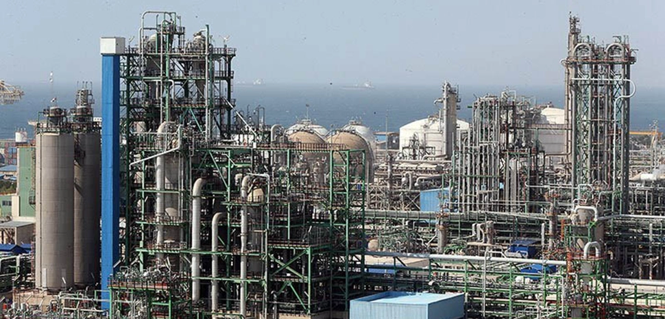                 cc Majmood Hosseini, modified, https://mg.m.wikipedia.org/wiki/Sary:Petrochemical_Complexes_in_Asaluyeh_%288%29.jpg
              
