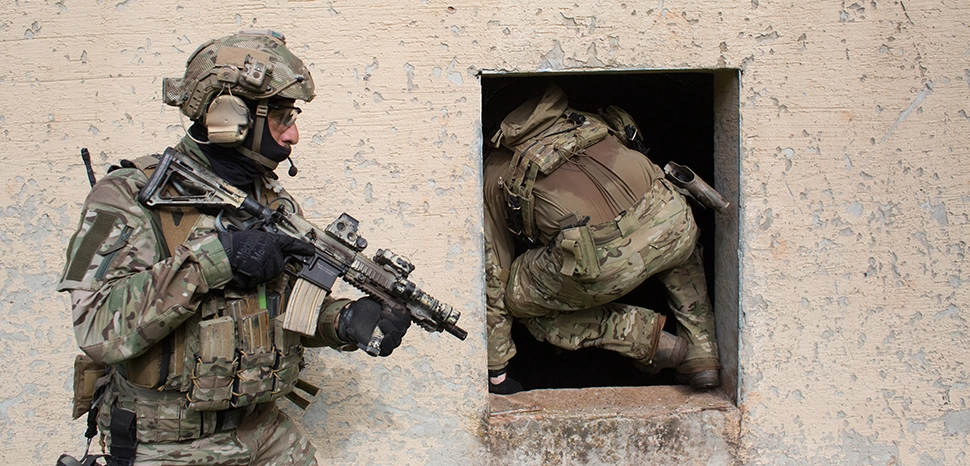 cc Department of Defense, modified, https://commons.wikimedia.org/wiki/File:U.S._Army_and_Polish_special_operations_forces_conduct_close-quarters_combat_training_Sept._10,_2014.jpg