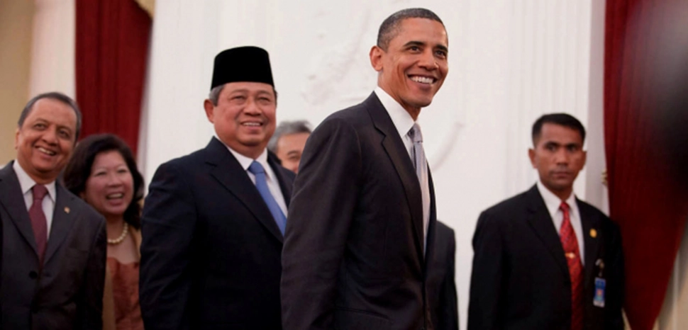                 President Barack Obama and President Susilo Bambang Yudhoyono smile as they participate in a press conference at the Istana Merdeka State Palace Complex in Jakarta, Indonesia, Nov. 9, 2010. (Official White House Photo by Chuck Kennedy) / https://obamawhitehouse.archives.gov/photos-and-video/photo/2010/11/president-barack-obama-and-president-susilo-bambang-yudhoyono
              