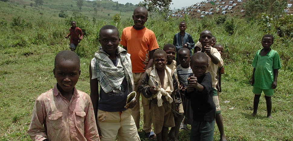 cc Julien Harneis, modified, https://commons.wikimedia.org/wiki/File:Nyanzale_displaced_persons_camp_children.jpg