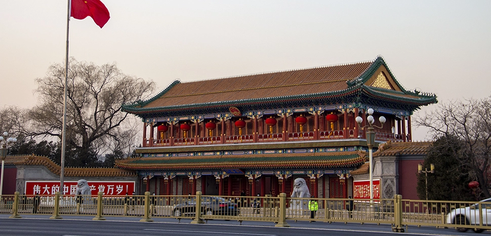                 cc 維基小霸王 (Wiki Little Overlord), modified, https://commons.wikimedia.org/wiki/File:%E4%B8%AD%E5%8D%97%E6%B5%B7_%E5%82%8D%E6%99%9A_%E4%B8%9C%E5%8D%97%E4%BE%A7.jpg
              