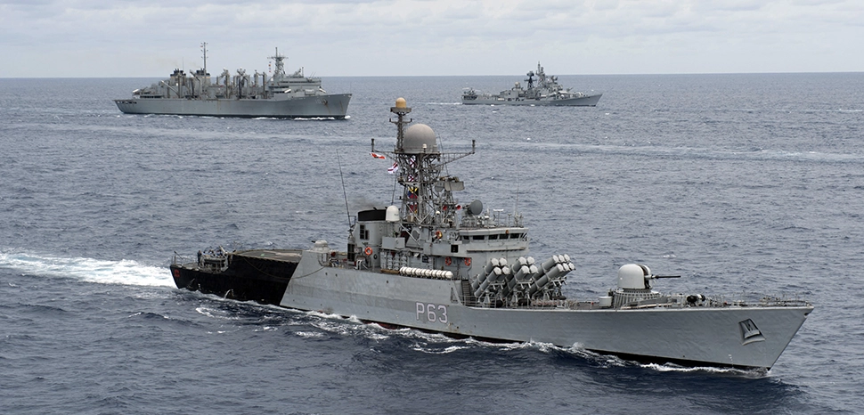                 cc US Navy, modified, https://en.m.wikipedia.org/wiki/File:INS_Kulish_%28P63%29_is_underway_with_U.S._and_Indian_navy_ships_during_Exercise_Malabar_2012.jpg
              