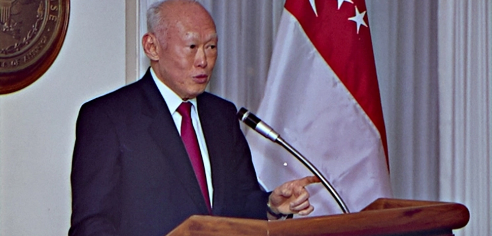                 cc Unknown, published by United States Department of Defence., modified, https://commons.wikimedia.org/wiki/File:Senior_Minister_Lee_Kuan_Yew_gives_a_speech_at_the_Pentagon,_29_February_2000.jpg
              