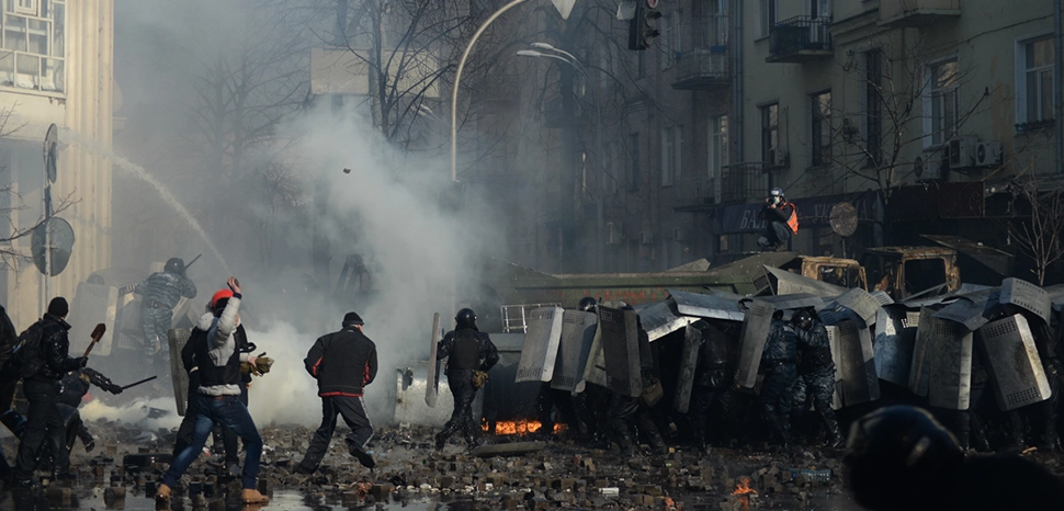                 cc Mstyslav Chernov/Unframe/http://www.unframe.com/, modified, https://commons.wikimedia.org/wiki/File:Clashes_between_protesters_and_interior_troop_officers_develop_in_Kyiv,_Ukraine._Events_of_February_18,_2014.jpg
              