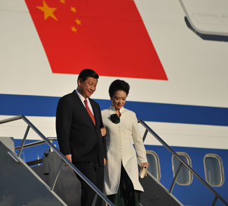 Xi Jinping walks off plain