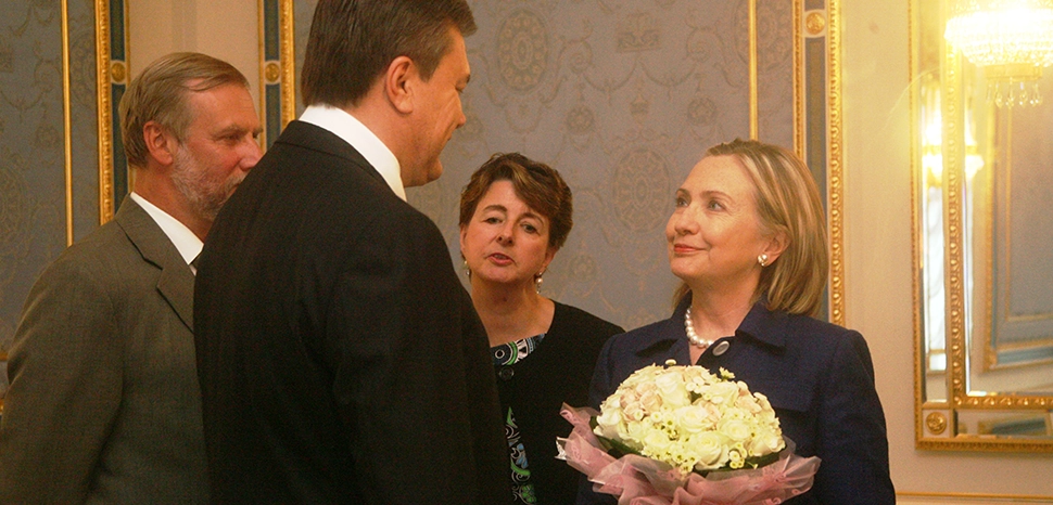 cc State Department, modified, https://en.m.wikipedia.org/wiki/File:Secretary_Clinton_Is_Greeted_By_Ukrainian_President_Yanukovych.jpg
