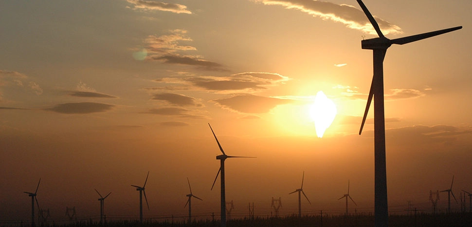 cc 林 慕尧 / Chris Lim from East Coast (东海岸), Singapore (新加坡), modified, https://en.m.wikipedia.org/wiki/File:Wind_power_plants_in_Xinjiang,_China.jpg
