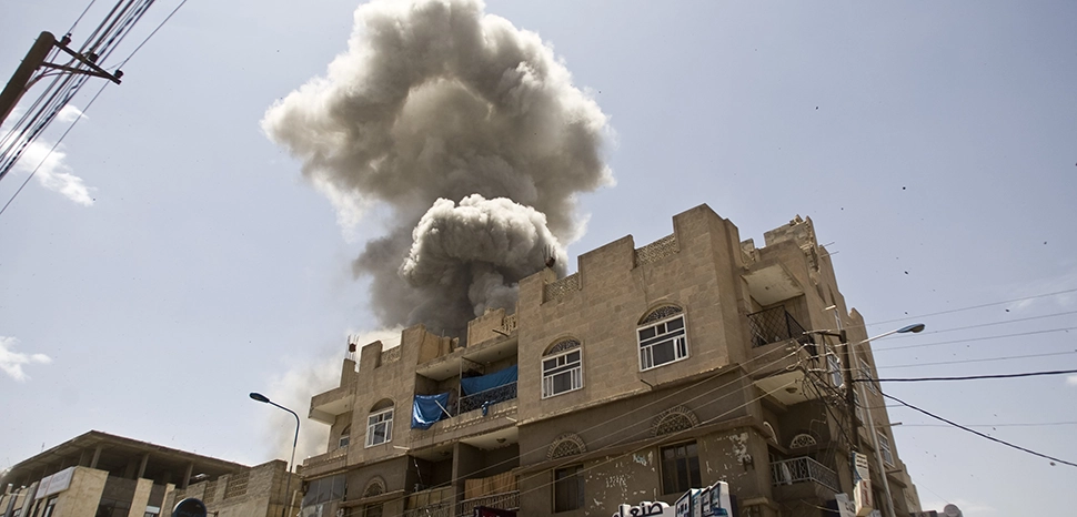 Yemen civil war / cc fahd sadi, picture from 2016; Aerial bombardments on Sana'a, Yemen from Saudi Arabia without the right aircraft. injustice / https://en.m.wikipedia.org/wiki/File:Aerial_bombardments_on_Sana%27a,_Yemen_from_Saudi_Arabia_without_the_right_aircraft._injustice_-_panoramio.jpg