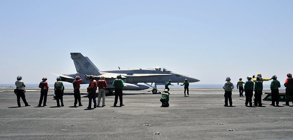 cc US Navy, modified, https://commons.wikimedia.org/wiki/File:FA-18C_Fighter_Iraq_Airstrikes_August_7_2014.JPG