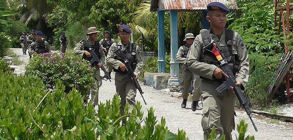                 cc Yoanes Litha (VOA), modified, https://commons.wikimedia.org/wiki/File:Pasukan_Brimob_di_Poso_Pesisir.jpg
              