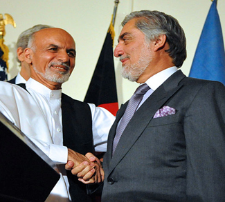 Ashraf Ghani shakes hands with Abdullah Abdullah cc Wikicommons