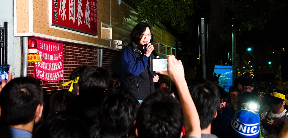                 cc 中岑 范姜, Tsai YIng-wen visits Sunflower Movement Protesters, modified, https://commons.wikimedia.org/wiki/File:2014%E8%87%BA%E7%81%A3%E6%B0%91%E4%B8%BB%E9%80%B2%E6%AD%A5%E9%BB%A8%E5%8E%9F%E7%B8%BD%E7%B5%B1%E5%80%99%E9%81%B8%E4%BA%BA%E8%94%A1%E8%8B%B1%E6%96%87%E5%A4%9C%E6%8E%A2%E5%A4%AA%E9%99%BD%E8%8A%B1%E5%AD%B8%E9%81%8B_Taiwanese_Democratic_Progressive_Party_Leader_Tsai_Ing-wen_Visited_Sunflower_Movement_at_Night.jpg
              