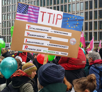 anti-TTIP protests in Berlin, CC Mehr Demokratie, modified, https://creativecommons.org/licenses/by-sa/2.0/