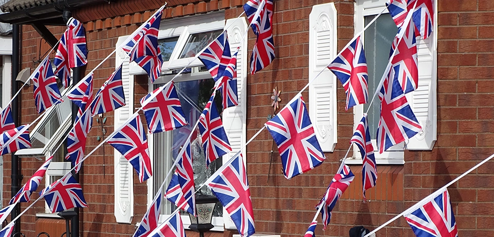 cc Adam Jones from Kelowna, BC, Canada, modified, https://commons.wikimedia.org/wiki/File:Union_Jack_Bunting_-_Off_Shankill_Road_-_Belfast_-_Northern_Ireland_-_UK_%2842714685815%29.jpg