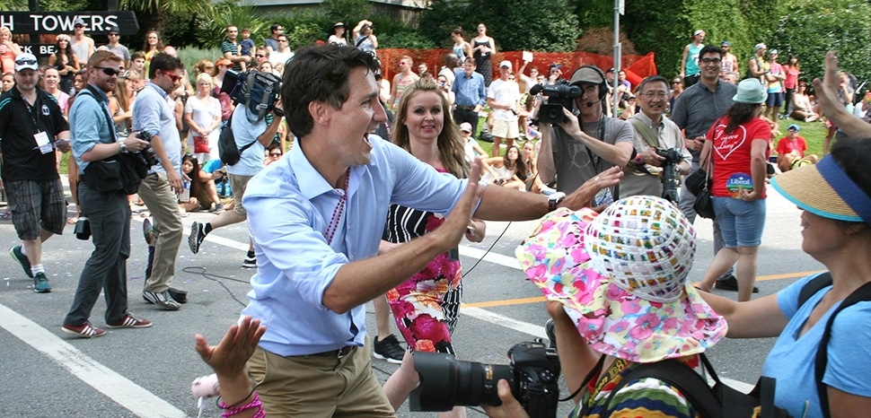 cc vl04, modified, Justin Trudeau at the Vancouver LGBTQ Pride 2015, shortly after his campaign launch for the 2015 Canadian federal election. / https://de.wikipedia.org/wiki/Datei:Justin_Trudeau_at_the_Vancouver_LGBTQ_Pride_2015.jpg