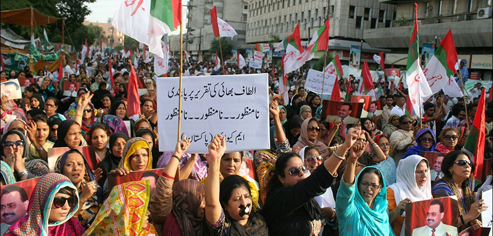 cc VOA, modified, Protest of Muttahida Qaumi Movement against censorship of Altaf Hussain in Karachi, Pakistan, August 2015 / https://commons.wikimedia.org/wiki/File:Muttahida_Qaumi_Movement_protest_2015.jpg