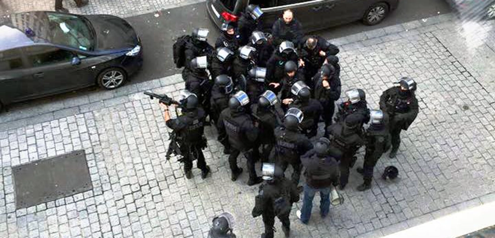                 cc Chris93, modified, https://en.m.wikipedia.org/wiki/File:Police_-_rue_de_la_R%C3%A9publique_Saint-Denis_-_18_nov_2015_%28cropped%29.jpg
              