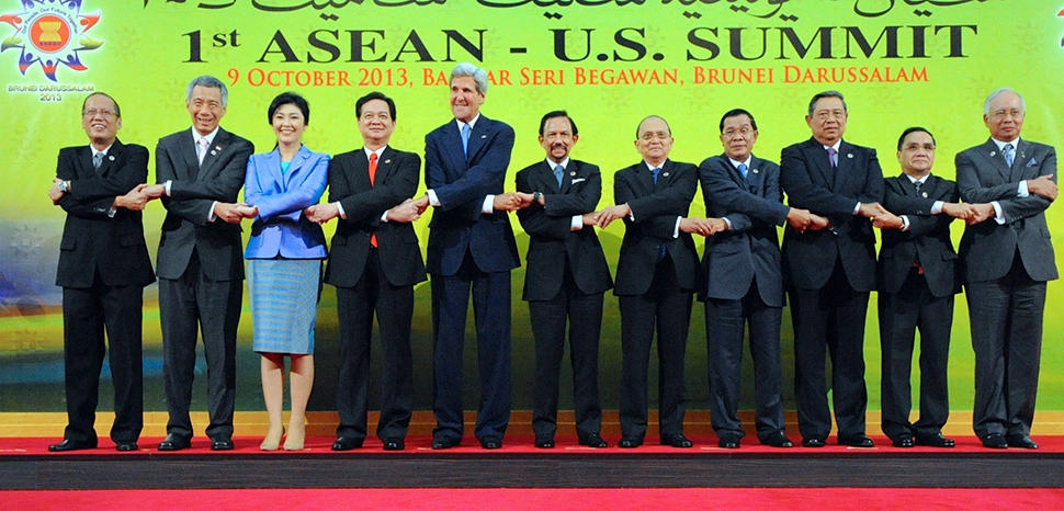cc US Department of State, modified, https://commons.wikimedia.org/wiki/File:Secretary_Kerry,_ASEAN_Leaders_Pose_for_a_Family_Photo_%2810170342063%29.jpg