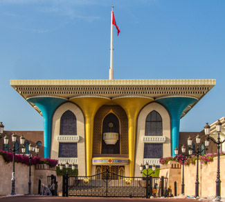 Al Alam Palace I, cc Flickr Andrew Moore, modified, https://creativecommons.org/licenses/by-sa/2.0/