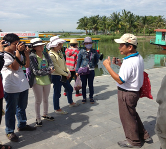 Dr. Trinh with his students, credit: James Borton