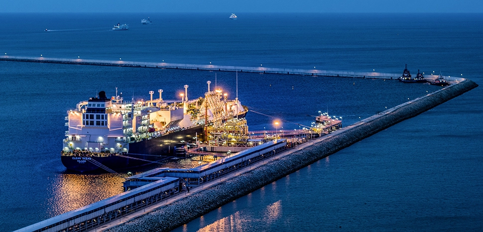 cc Maciej Margas, US LNG Terminal, modified, https://commons.wikimedia.org/wiki/File:Metanowiec_LNG_-_dostawa_z_USA.jpg
