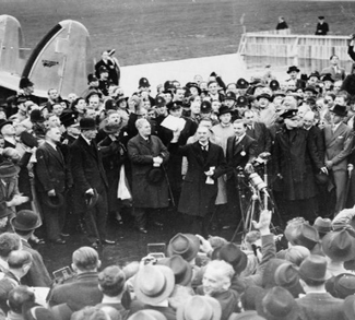 munichagreement, Neville Chamberlain announces the Munich agreement, public domain.