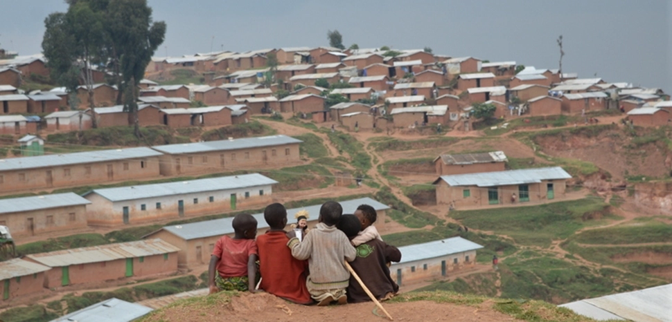 cc Jean Claude Uwihoreye, modified, https://commons.wikimedia.org/wiki/File:Kiziba_refugee_camp.jpg