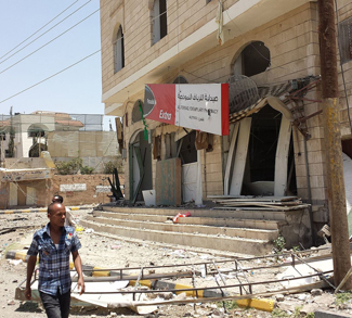 sanaa-airstrikes, author Ibrahem Qasim, modified, https://commons.wikimedia.org/wiki/File:Sana%27a_after_airstrike_20-4-2015_-_Widespread_destruction-_19.jpg