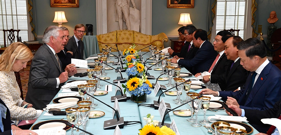 cc US Department of State, modified, n U.S. Secretary of State Rex Tillerson hosts a working luncheon for Vietnamese Prime Minister Nguyen Xuan Phuc at the U.S. Department of State in Washington, D.C., on May 21, 2017. [State Department photo/ Public Domain] / https://commons.wikimedia.org/wiki/File:Secretary_Tillerson_Hosts_a_Working_Luncheon_for_Vietnamese_Prime_Minister_Phuc_in_Washington_%2834170996894%29.jpg