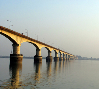 Bridge_over_brahmaputra_river, cc Flickr anurag peshne, modified, https://creativecommons.org/licenses/by-sa/2.0/