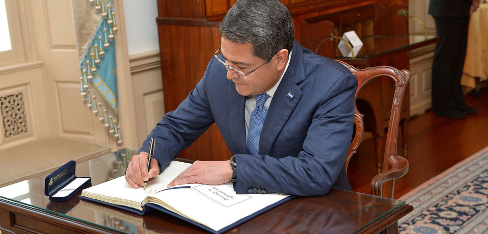                 Honduran President Juan Orlando Hernandez signs the guest book during his visit to the Department of State, March 21, 2017. [State Department photo/Public Domain]
              