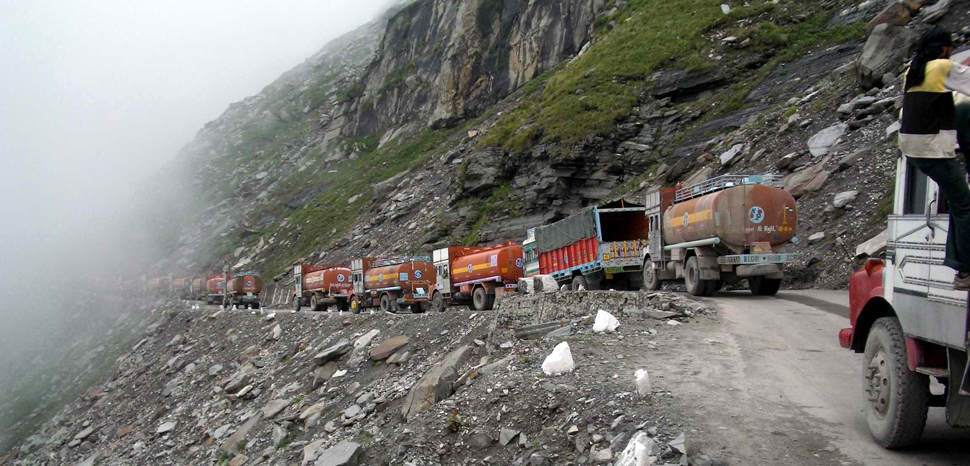 TjamAPrad, cc Wikipedia Woudloper, modified, https://commons.wikimedia.org/wiki/File:Traffic_jam_on_road_to_Rohtang_Pass.jpg