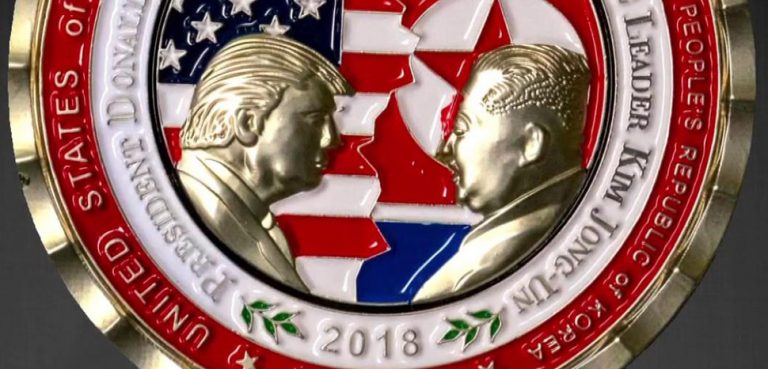 2018_Trump-Kim_summit_commemorative_coin, cc White House Communications Agency, modified, https://fr.wikipedia.org/wiki/Fichier:2018_Trump-Kim_summit_commemorative_coin.jpg