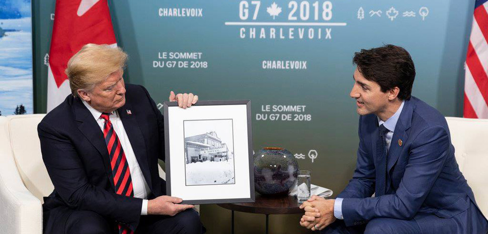 Donald_Trump_receives_a_gift_from_Justin_Trudeau_in_Canada_-_2018, public domain, modified, https://commons.wikimedia.org/wiki/File:Donald_Trump_receives_a_gift_from_Justin_Trudeau_in_Canada_-_2018.jpg, Shealah Craighead