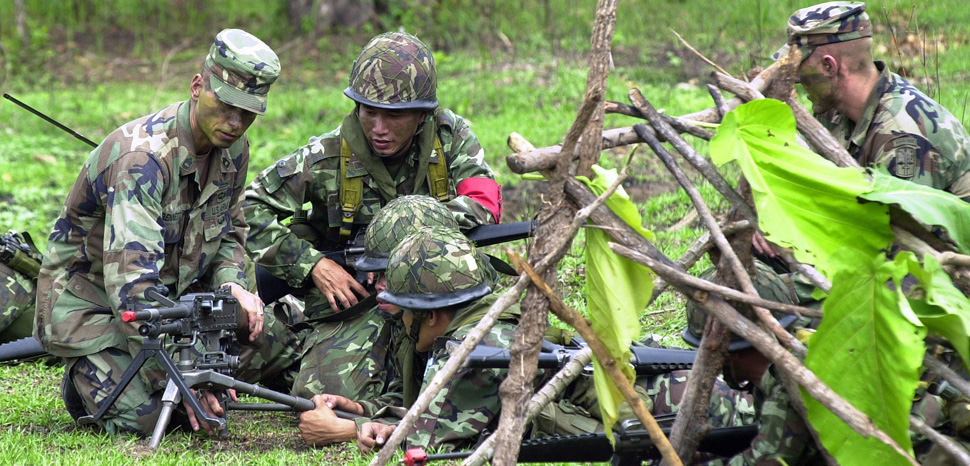US and Thai soldiers during Cobra Gold joint military exercises in 2001, public domain, https://en.wikipedia.org/wiki/Cobra_Gold#/media/File:US_Army_instructs_Thai_Army_2001.jpg