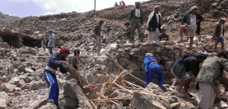 YemenWar, cc VOA, modified, https://commons.wikimedia.org/wiki/File:Villagers_scour_rubble_for_belongings_scattered_during_the_bombing_of_Hajar_Aukaish_-_Yemen_-_in_April_2015.jpg
