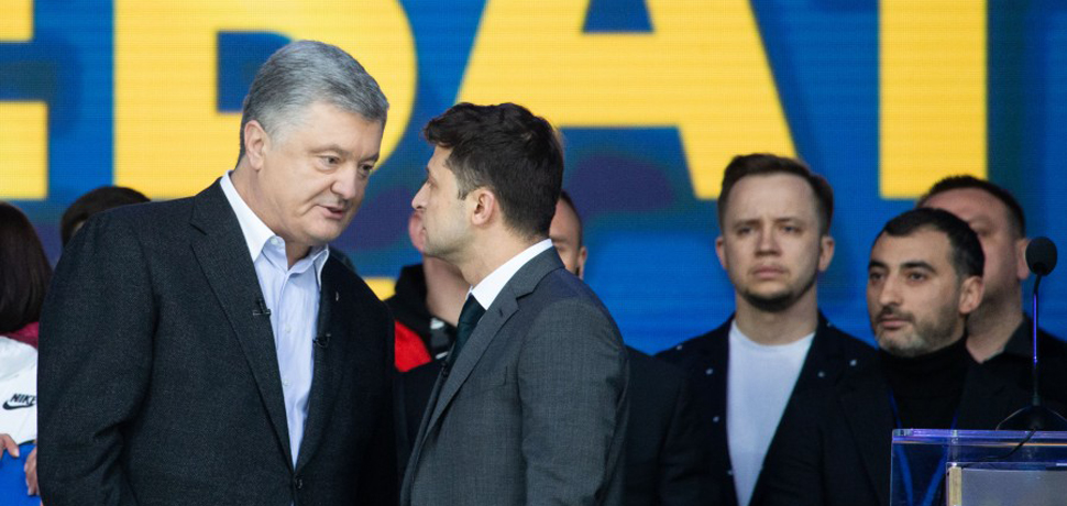                 PoroZele, cc Ukraine President Office, modifiied, https://zh.m.wikipedia.org/wiki/File:Debates_of_Petro_Poroshenko_and_Vladimir_Zelensky_(2019-04-19)_02.jpg
              