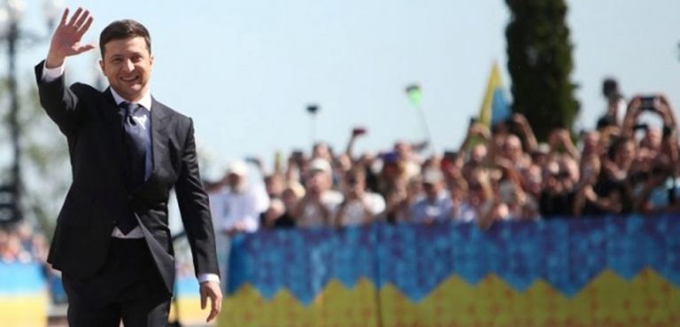 Zelensky inauguration, cc Mykola Lazarenko / The Presidential Administration of Ukraine, modified, https://commons.wikimedia.org/wiki/File:Volodymyr_Zelensky_2019_presidential_inauguration_23.jpg