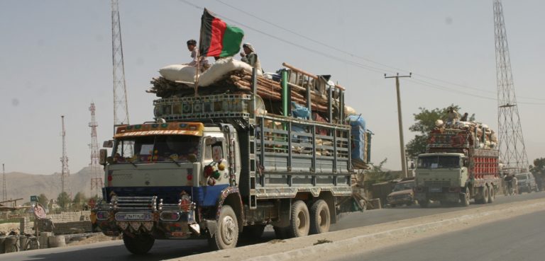 Afghan_refugees_returning_from_Pakistan_in_2004, modified, cc USAID, public domain, modified, https://commons.wikimedia.org/w/index.php?title=Special:Search&limit=500&offset=0&ns0=1&ns6=1&ns14=1&search=pakistan+afghanistan+&advancedSearch-current=%7B%7D&searchToken=bdnhvc9hptvrnvwr3qxx2dsei#%2Fmedia%2FFile%3AAfghan_refugees_returning_from_Pakistan_in_2004.jpg