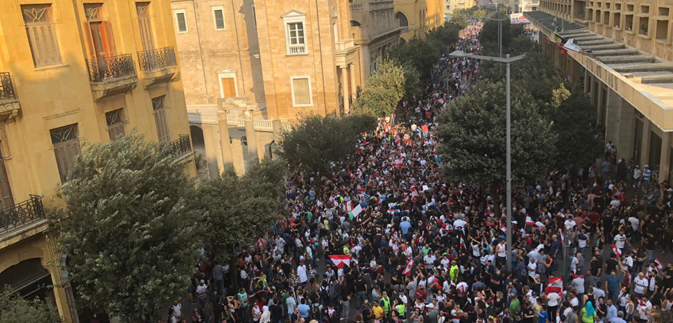 Beirut_Protests_2019, cc Shahen Araboghlian, modified, https://commons.wikimedia.org/w/index.php?title=Special:Search&title=Special:Search&redirs=0&search=beirut+protest&fulltext=Search&fulltext=Advanced+search&ns0=1&ns6=1&ns14=1&advanced=1&searchToken=11jkeigpin9egre7wgrnrog6r#%2Fmedia%2FFile%3ABeirut_Protests_2019.jpg