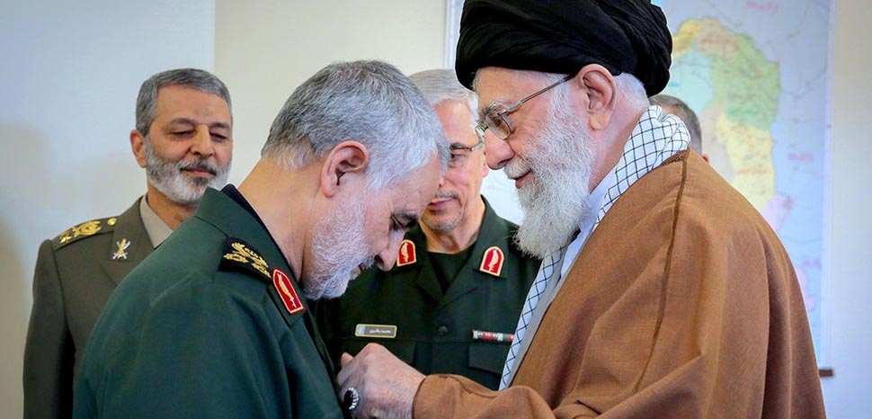 cc Khamenei.ir, modified, https://fr.m.wikipedia.org/wiki/Fichier:Qasem_Soleimani_received_Zolfaghar_Order_from_Ali_Khamenei_1.jpg