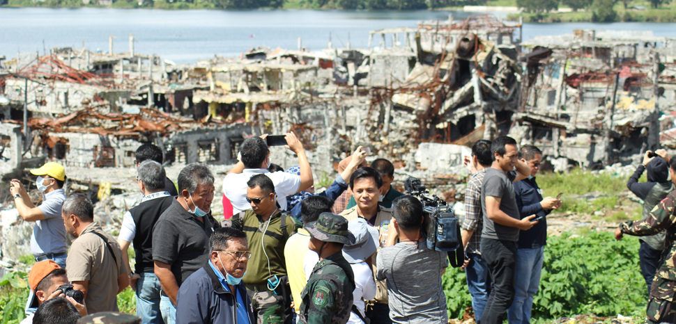 Officials visit the Main Battle Area in Marawi, cc Philippine Information Agency, modfied, https://commons.wikimedia.org/w/index.php?title=Special:Search&title=Special:Search&redirs=0&search=marawi&fulltext=Search&fulltext=Advanced+search&ns0=1&ns6=1&ns14=1&advanced=1&searchToken=2n7ygrhzxiej9o2zrc9ig7gka#%2Fmedia%2FFile%3AMarawi_Ground_Zero.jpg