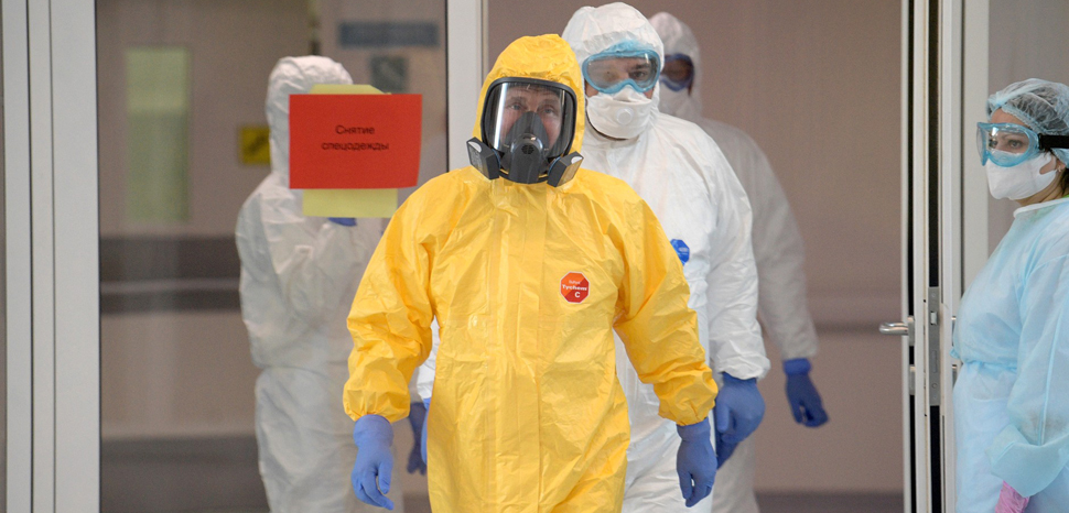                 Vladimir Putin examined a hospital in the Moscow village of Kommunarka for patients with suspected coronavirus infection., cc Пресс-служба Президента России, Kremlin.ru, modified, https://commons.wikimedia.org/wiki/File:Vladimir_Putin_in_Kommunarka_hospital1.jpg
              