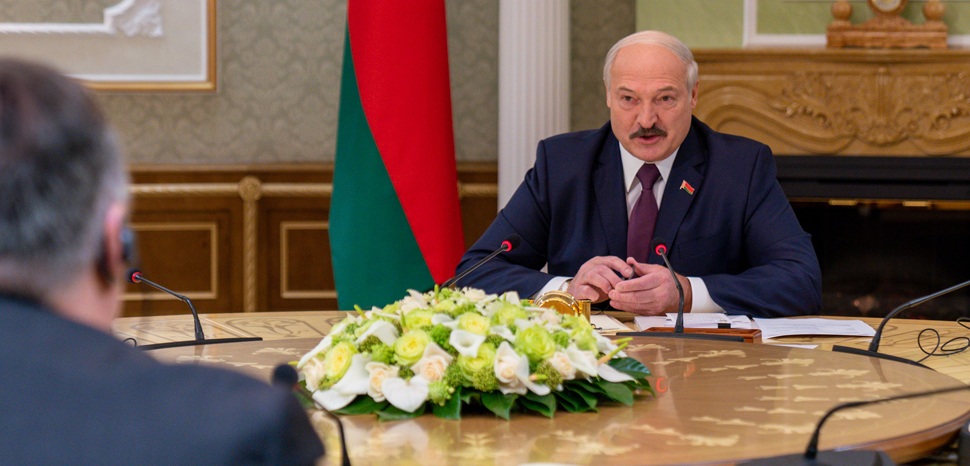 U.S. Department of State cc Flickr, modified, https://commons.wikimedia.org/wiki/File:Secretary_Pompeo_Meets_With_Belarusian_President_Lukashenko_(49473697191).jpg