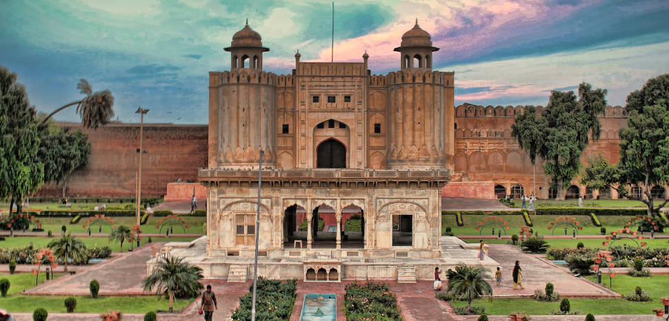 Lahore, CC Flickr, Umair Khan, Modified, https://creativecommons.org/licenses/by/2.0/, https://www.flickr.com/photos/umair434/7961879534/